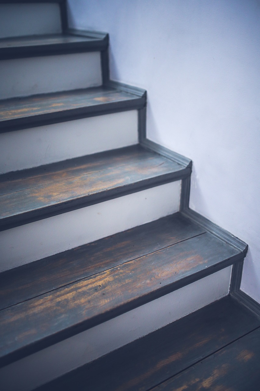 Schody w domu. Nakładki na schody drewniane, schody drewniane Warszawa
