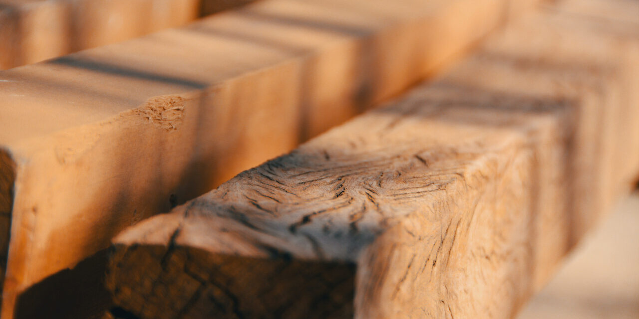 Rodzaje materiałów do produkcji stolików kawowych – który wybrać?