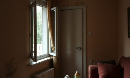 Zapach w mieszkaniu pod wynajem: przyczyny, zapobieganie i prawa najemcy przy uciążliwościach